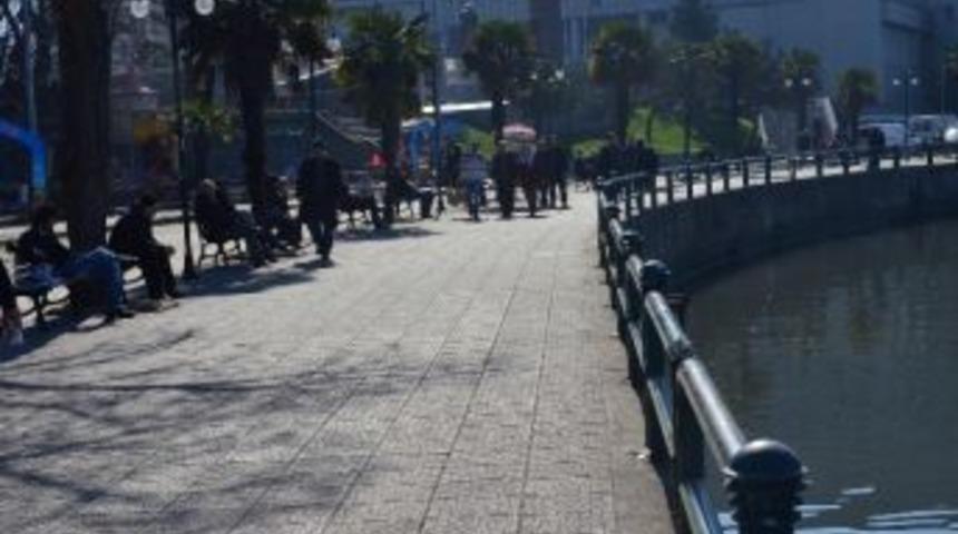 Sıcak Havada Vatandaşlar Sokağa &Ccedil;ıktı