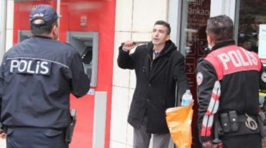 Boğazına Bı&ccedil;ak Dayayarak İntihara Kalkıştı