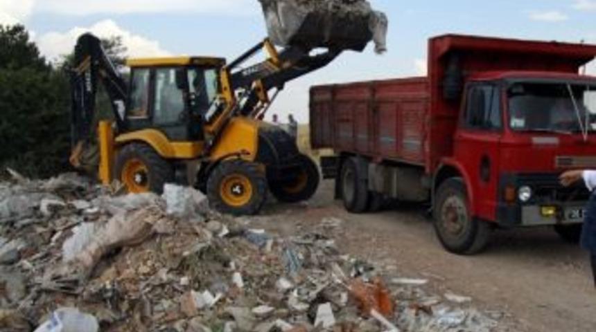 Ormanlık Alanlara Atılan &Ccedil;&ouml;pler Temizleniyor