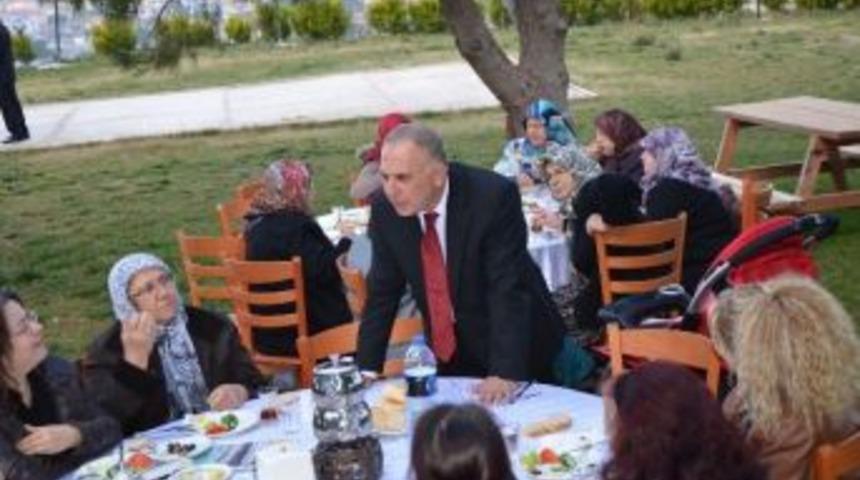 Ak Parti Aliağa Adayı Yorulmaz'a Kadın Desteği