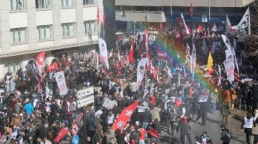 Meclis'e Y&uuml;r&uuml;mek İsteyen Gruba Polis M&uuml;dahale Etti