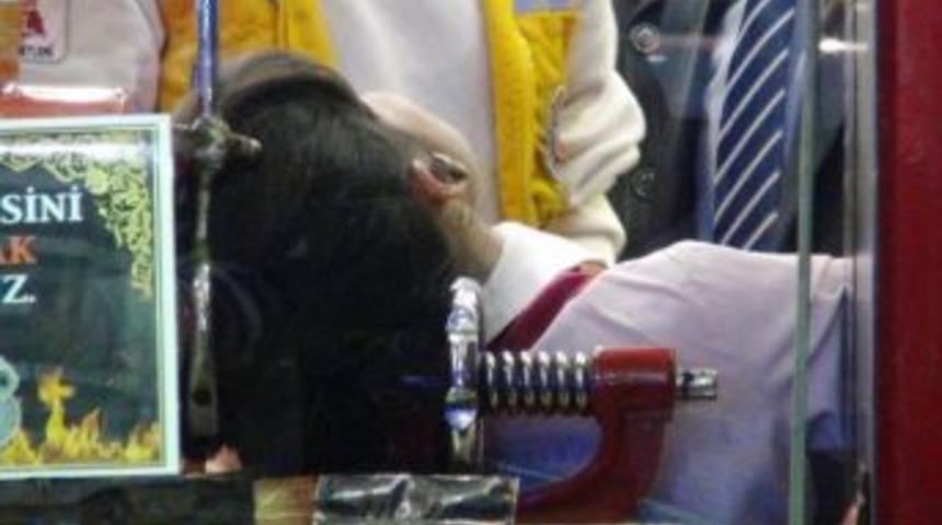 Sa&ccedil;ını Kahve &Ouml;ğ&uuml;tme Makinesine Kaptırdı