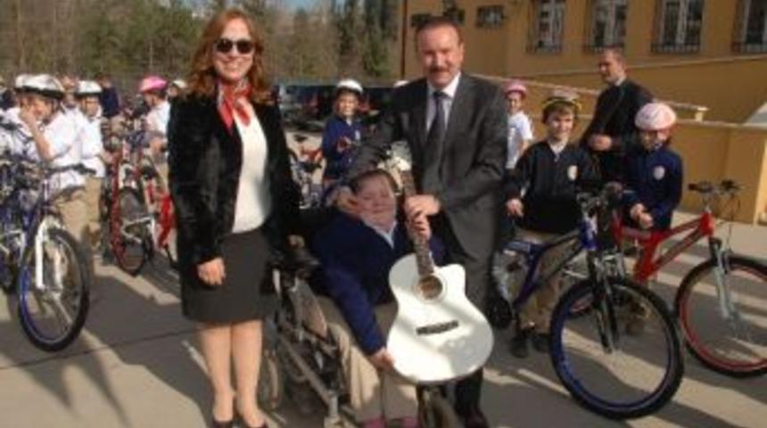 Başkan Doğan Bisiklet Dağıtımına Devam Ediyor