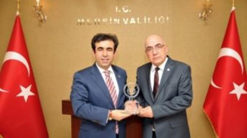 Emekli Olan M&uuml;lki İdare Amiri Reşat &Ouml;zdemir Plaketle Onurlandırıldı