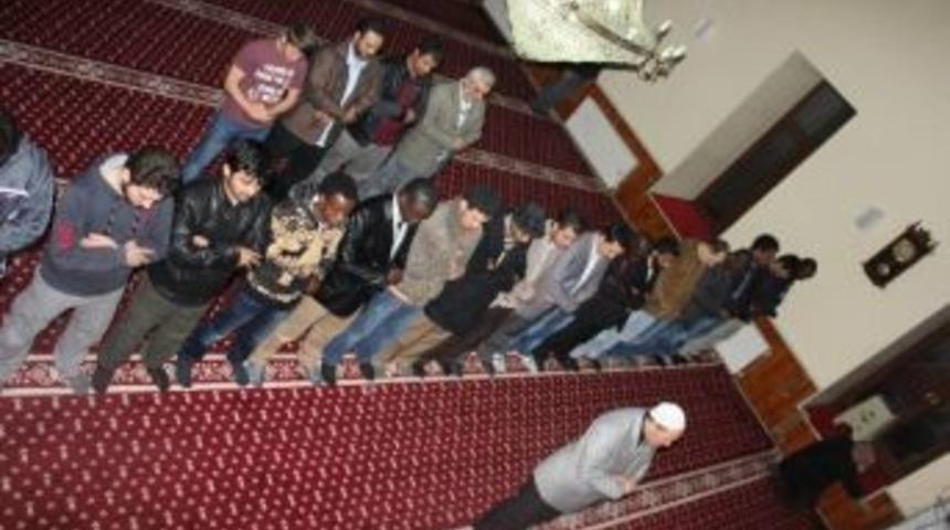 16 Milletin Vatandaşı Sapanca M&uuml;ft&uuml;s&uuml;n&uuml;n Arkasında Saf Tuttu