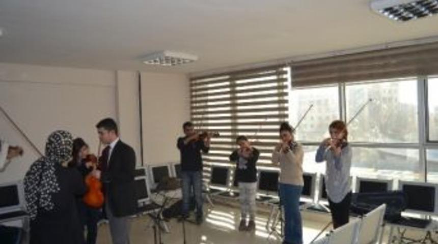 &Uuml;cretsiz Keman Kursuna Yoğun İlgi