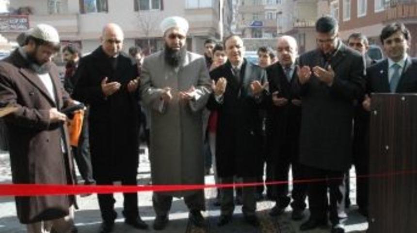 Dar Gelirli Aileler İ&ccedil;in &Uuml;cretsiz Kıyafetlerin Dağıtılacağı Mağaza A&ccedil;ıldı