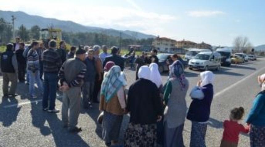 Zorlar K&ouml;y&uuml; Sakinleri Yol Kapattı