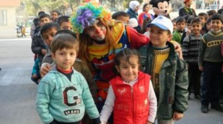 Suriyeli &Ouml;ğrencilere &Ccedil;anta Ve Kırtasiye Yardımı Yapıldı