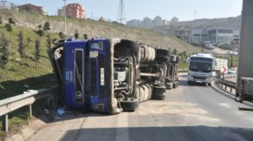 Kontrolden &Ccedil;ıkan Tır Devrildi