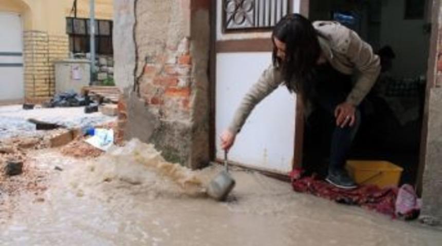 Milas'ta Yağış Su Baskını Neden Oldu