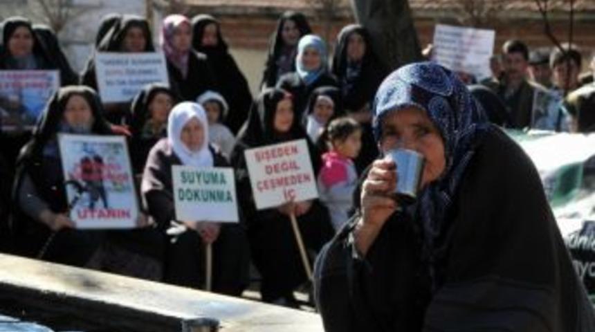 (&ouml;zel Haber) K&ouml;yl&uuml; Kadınlar Ellerinde Sopalarla Su İ&ccedil;in Ayaklandı