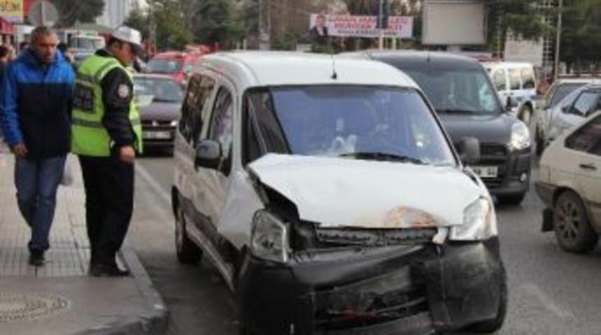 Kamyonet Dolmuşa &Ccedil;arptı: 2 Yaralı