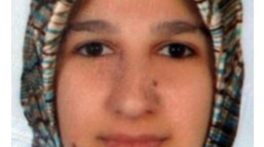 Temizlik Yapan Kadın &Uuml;&ccedil;&uuml;nc&uuml; Kattan D&uuml;şt&uuml;