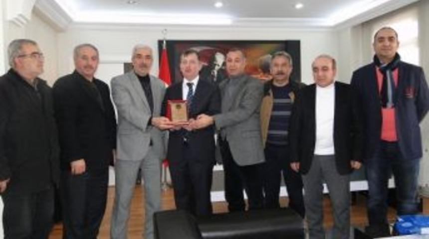 İşadamlarından Kaymakam Daştan&rsquo;a Plaket