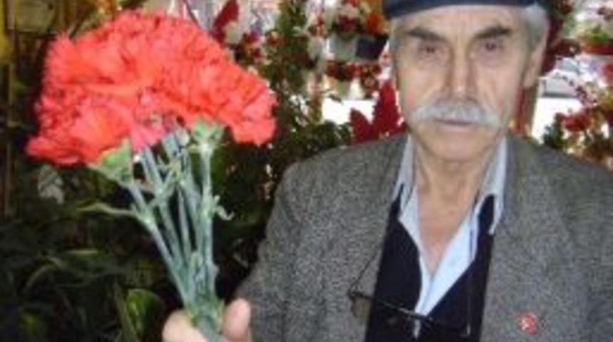 43 Yıldır Eşine Her Sevgililer G&uuml;n&uuml;nde &Ccedil;i&ccedil;ek Alıyor