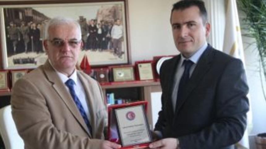 &Ccedil;om&uuml; K&uuml;t&uuml;phanesine Bandırma'dan Destek