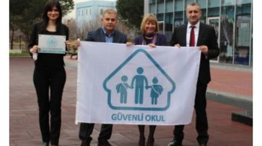 T&uuml;rkiye&rsquo;nin İlk G&uuml;venli Okul Bayrağı İzmir 'bah&ccedil;eşehir Koleji&rsquo;nin