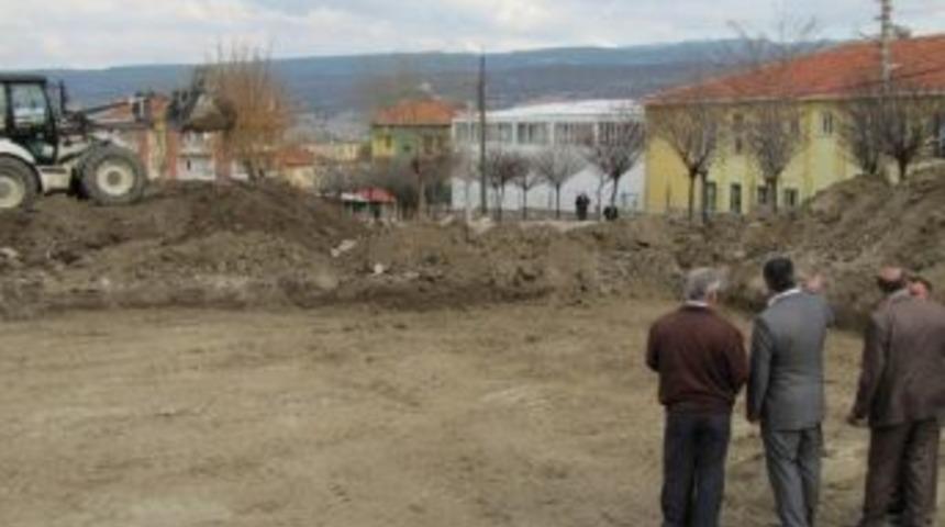 Hisarcık&rsquo;ta Yapımına Başlanan 16 Derslikli Merkezi Okul İnşaatında İnceleme