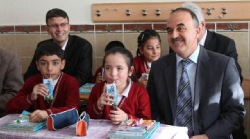 Konya&rsquo;da &Ouml;ğrencilere Okul S&uuml;t&uuml; Dağıtıldı