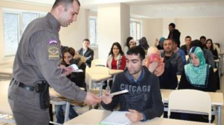 Jandarma'dan &Uuml;niversite &Ouml;ğrencilerine Sevgililer G&uuml;n&uuml; Hediyesi