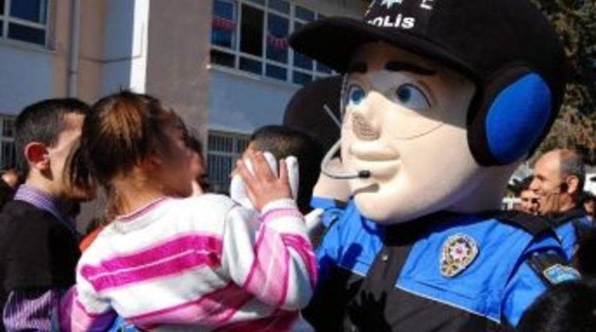 Kanka Polisler Engellileri Eğlendirdi