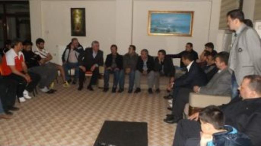 Boz&uuml;y&uuml;k Pazaryerliler Derneği'nden Boz&uuml;y&uuml;kspor'a Ziyaret