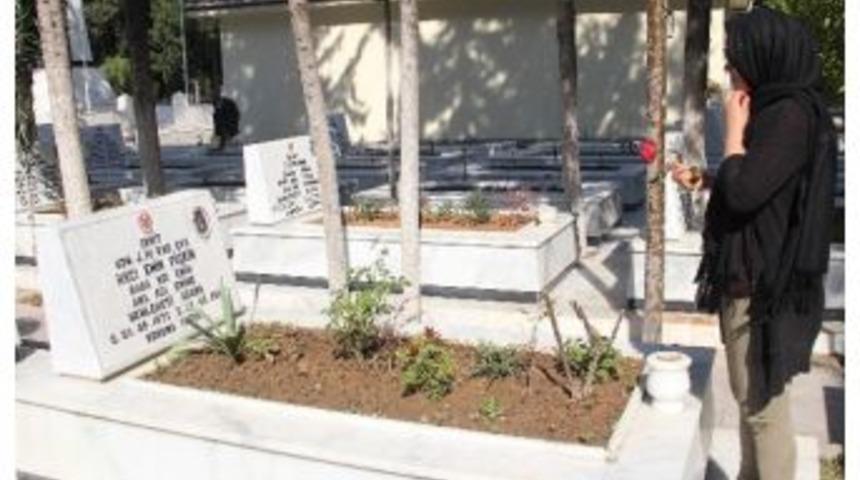 Sevgililer G&uuml;n&uuml;n&uuml; Şehitlikte Kutladı