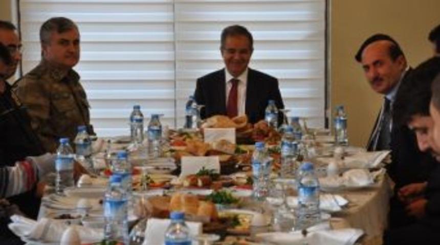 Vali Tapsız, G&uuml;ndemi Değerlendirdi
