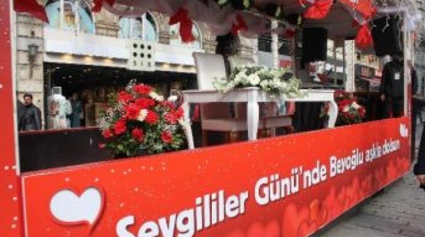 Beyoğlu&rsquo;nda Sevgililer G&uuml;n&uuml; Heyecanı