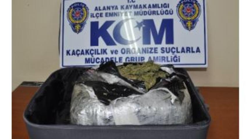 Valizinden 12 Kilo Esrar &Ccedil;ıktı