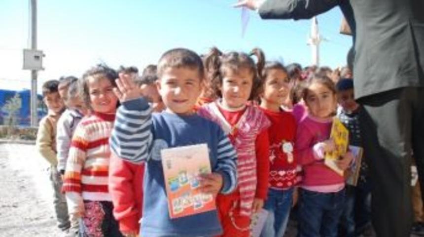 Jandarma Komutanlığı &Ouml;ğrencilere Kitap Dağıttı