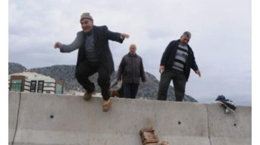 Batı &Ccedil;evre Yolu Ulaşımlarını Kesti