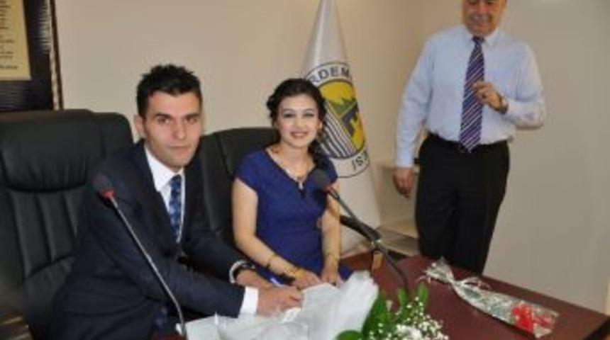 14 Şubat&rsquo;ta Soyadını Hediye Etti