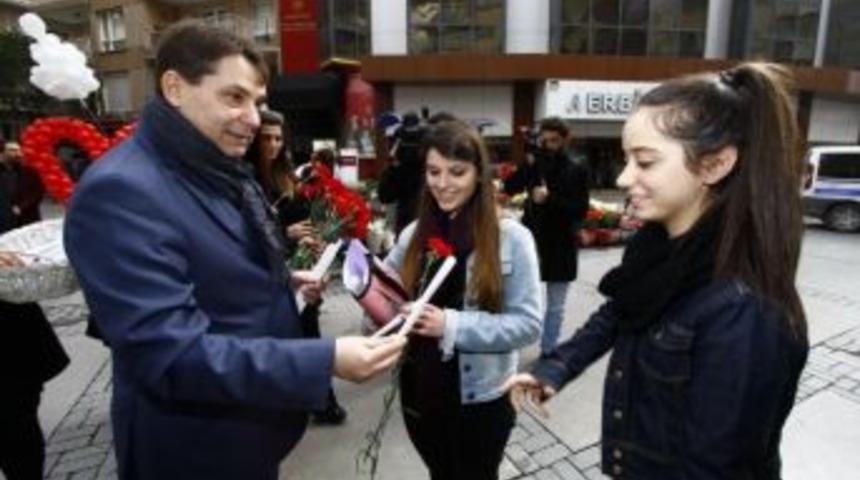 Konak'ta Sevgililer G&uuml;n&uuml;'ne Şiir Gibi Kutlama