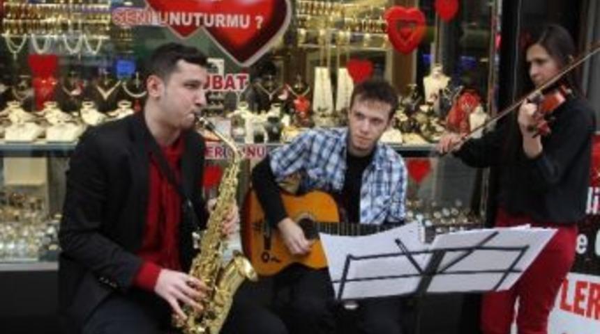 Sevgililer İ&ccedil;in Canlı M&uuml;zik