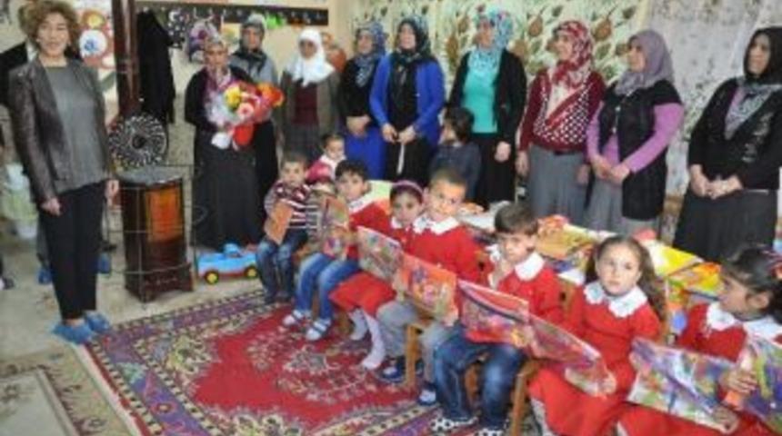 Minik &Ouml;ğrencilere K&uuml;&ccedil;&uuml;k Eller Desteği