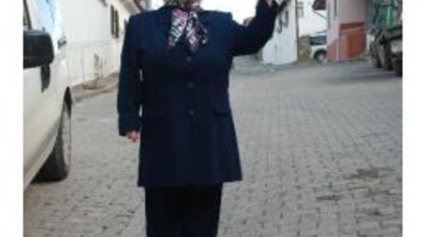 Bayan Muhtar Adayı Erkek Rakiplerine Meydan Okudu