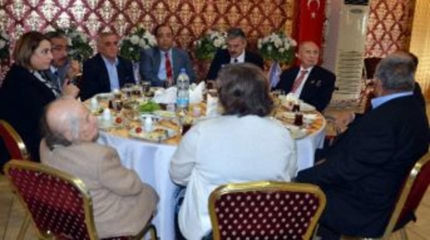 Vali Ayyıldız, G&ouml;n&uuml;l Dostlarıyla Buluştu
