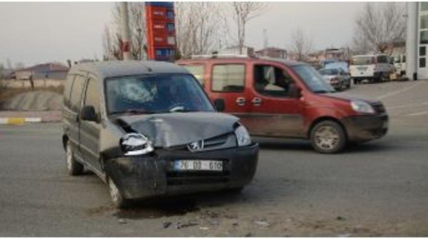 Iğdır&rsquo;da Ticari Ara&ccedil;la Minib&uuml;s &Ccedil;arpıştı: 3 Yaralı