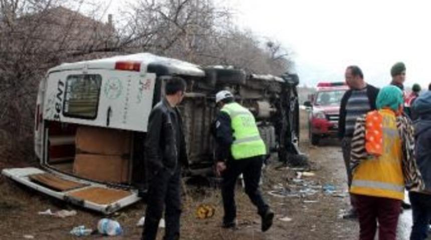 Yolcu Minib&uuml;s&uuml; İle Para Nakil Aracı &Ccedil;arpıştı: 14 Yaralı