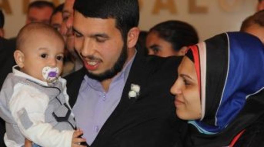 Kucaklarında &Ccedil;ocuklarıyla Evlilik C&uuml;zdanlarını Aldılar
