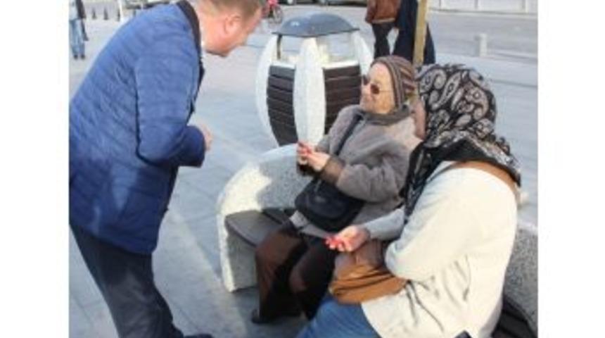 Daniş Sevgililer G&uuml;n&uuml;nde &Ccedil;ikolata Dağıttı