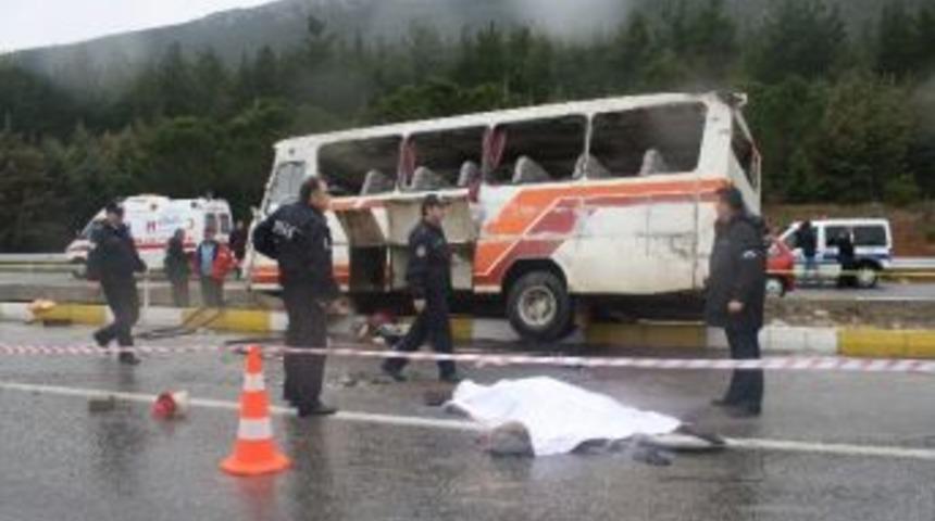 Denizli&rsquo;de Minib&uuml;s Devrildi: 1 &Ouml;l&uuml;, 19 Yaralı
