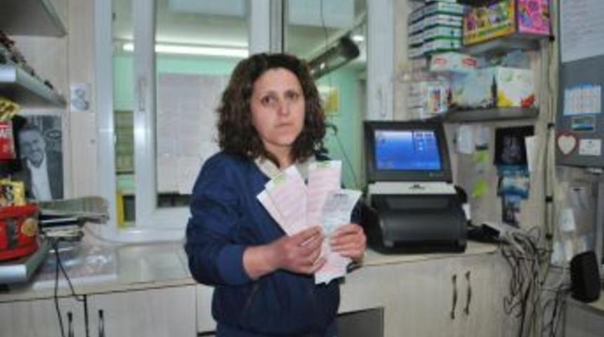 Oynadığı Şans Kuponunlarını &Ccedil;aldı, Kameraya Yakalandı