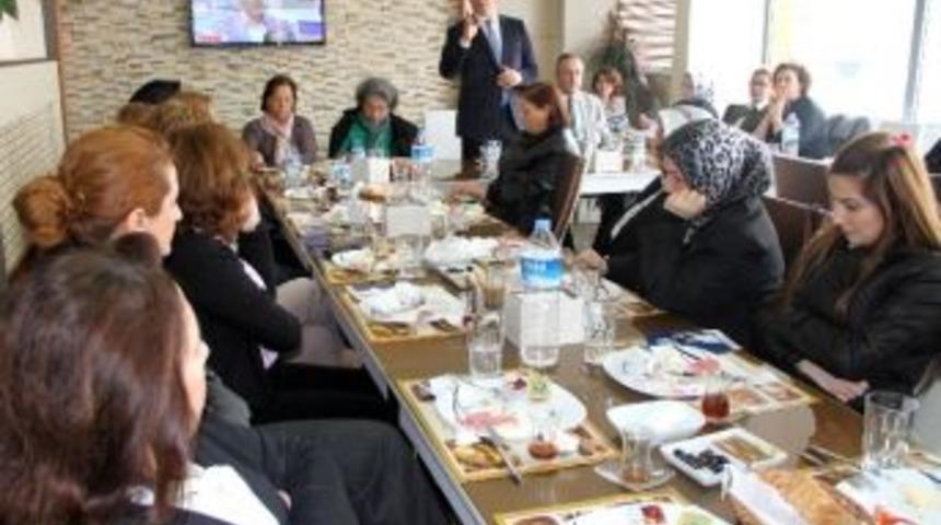 Dr. Esgin&rsquo;den Kadınlara Sevgililer G&uuml;n&uuml;n&uuml; Karanfili