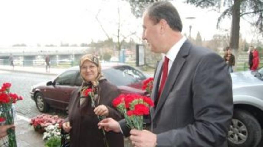 Chp Sevgililer G&uuml;n&uuml;nde Karanfil Dağıttı