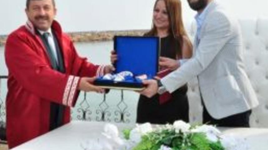 Başkan Karabacak Sevgililer G&uuml;n&uuml;nde Nikah Kıydı