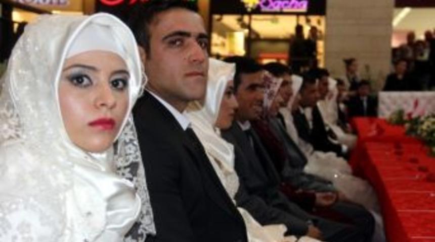 Sevgililer G&uuml;n&uuml;nde D&uuml;nya Evine Girdiler