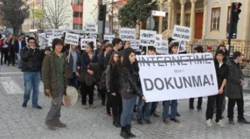 &Ouml;ğrencilerin 'internete Yasası' Protestosu